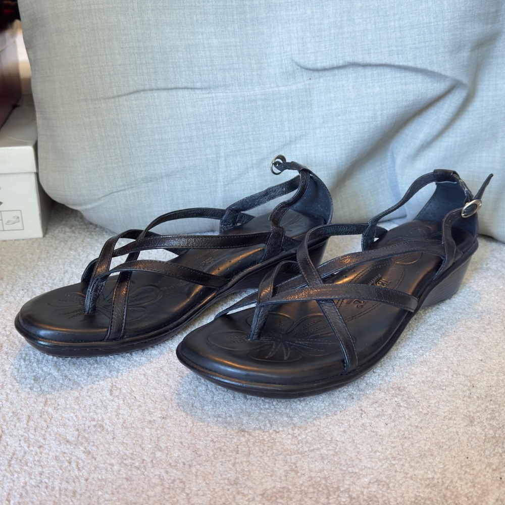 BORN Padded Comfortable sandals